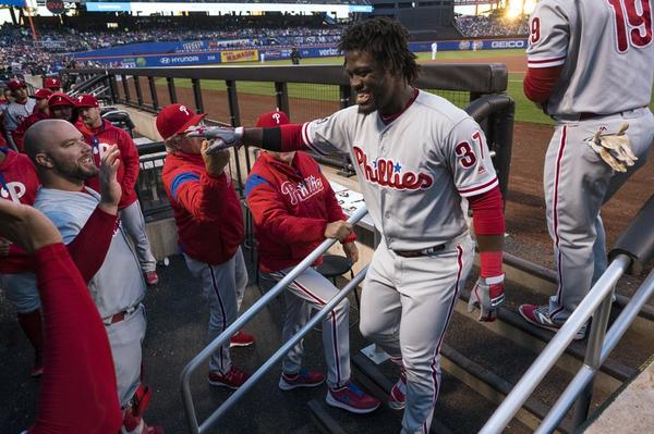Reyes' error helps Phillies beat scuffling Mets 6-2 in 10